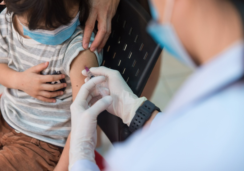 59.04萬劑輝瑞BNT兒童疫苗抵台，111年採購量全到貨