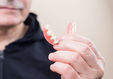 擔心笑掉牙齒、假牙不穩好煩惱？圖解假牙黏著劑６正確使用步驟