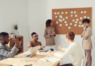 不讓開會變空談，關鍵就在主導者！「3大亞馬遜開會法」讓會議聚焦不拖延