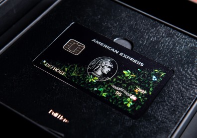 美國運通「夢幻黑卡」疫後照賺有錢人的錢，還讓豪客感動黏緊緊