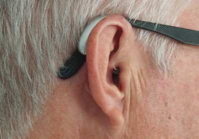 長輩說話愈來愈大聲，恐是聽力出問題！３步驟正確使用助聽器