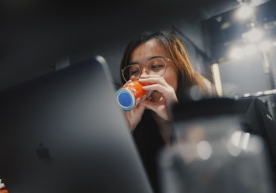 能量飲真的能解疲勞？醫師警告：注意咖啡因過高愈喝愈累