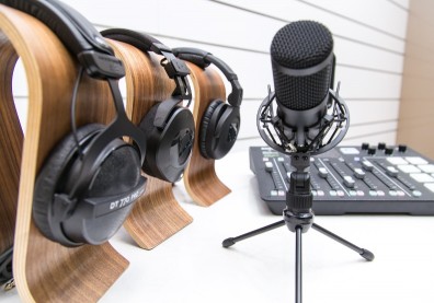 成了吳淡如、百靈果「乾爹」，正成還要做「影視界全家」