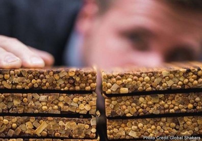 竹筷被砍下加工、歷經近萬公里運送，卻只被使用20分鐘！他利用「升級再造」將回收竹筷變家具