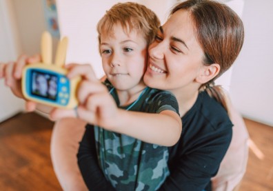 養兒子跟養女兒真的大不同？腦科學專家：小女孩先迷上「自己」，小男孩則認定「母親」！