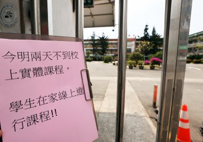 校園陷「3+4」停課輪迴惡夢！老師顧線上教學，還得外送居隔包