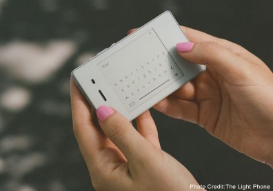 現在有iPhone還不算酷！擁有這台「智障手機」竟吸引更多年輕人買下它