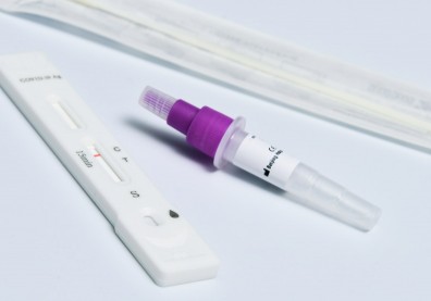 入境檢疫措施鬆綁！入境旅客及確診者密切接觸者，3/1起不提供公費快篩