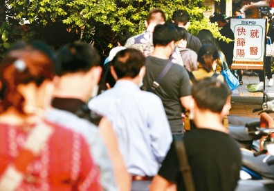 快篩陽即確診、傳染病降級，防疫險理賠金會減少？6大QA一次看