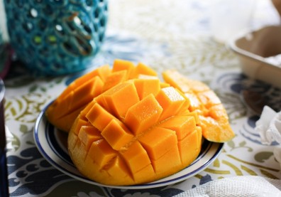 芒果季來了！鮮芒果、芒果乾、芒果青怎麼吃無負擔？營養師解答