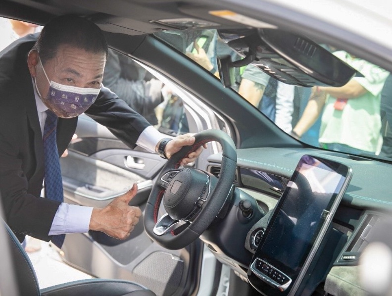 侯友宜市長參觀鴻海展示的智能駕駛驗證平台。