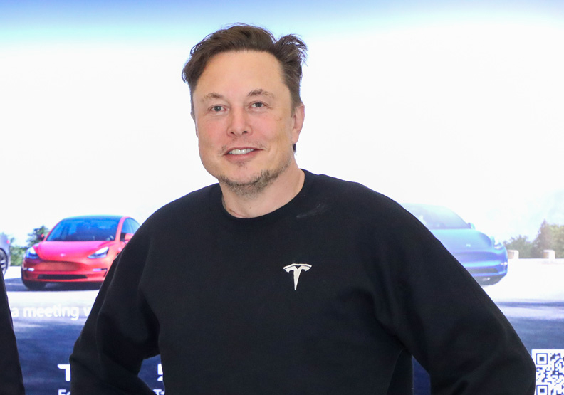 Маск продал. Илон Маск Тесла. Tesla Burger хозяин. Тесла продает акции 2022.