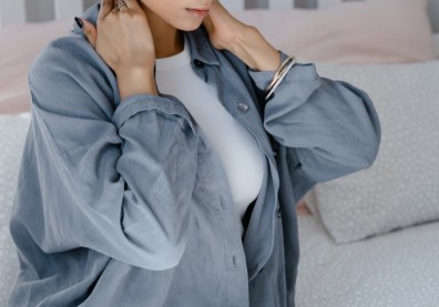 打麻將、追劇，久坐身體痠痛？中醫教八段錦4招伸展「10分鐘舒筋活血」