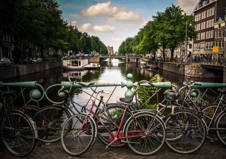 違停猖獗變行人惡夢！阿姆斯特丹不顧市容毀也要當自行車天堂？