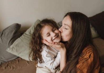 父母有討好型人格，如何幫自己的小孩解套？從親子教育引導孩子「看見正能量」