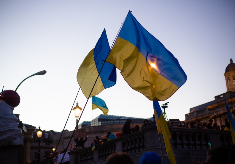 美國要拖垮俄國，不惜以烏克蘭陪葬。圖為烏克蘭國旗，圖片來自unsplash