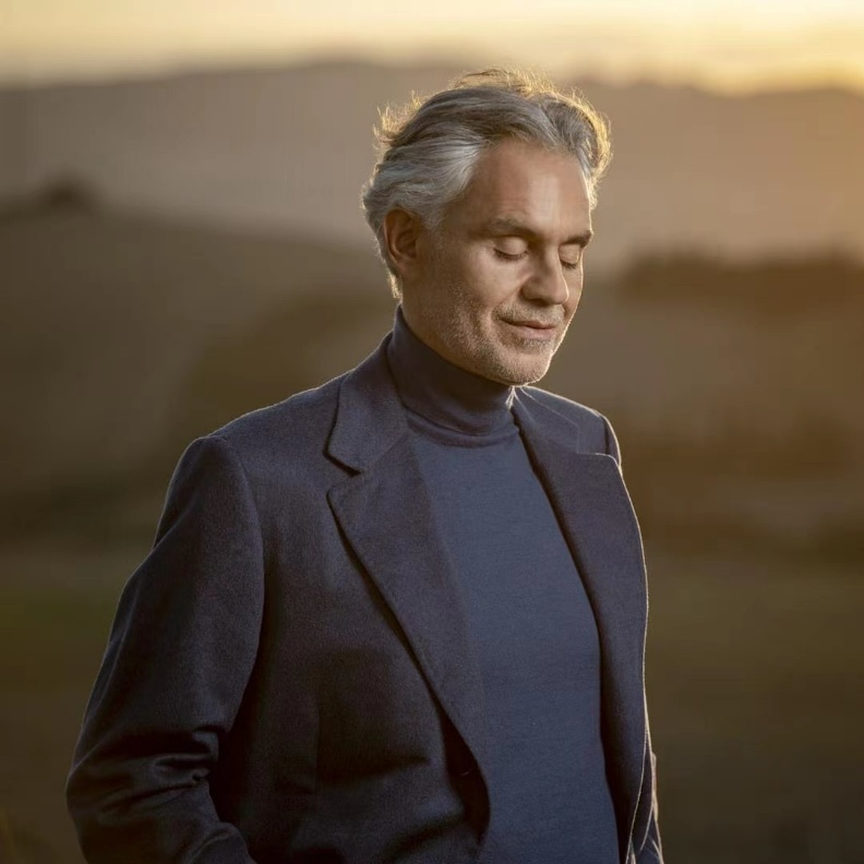 義大利國寶級男高音Andrea Bocelli(安德烈.波伽利)2020年發行的專輯「Believe」，封面形象照即身著Stefano Ricci。