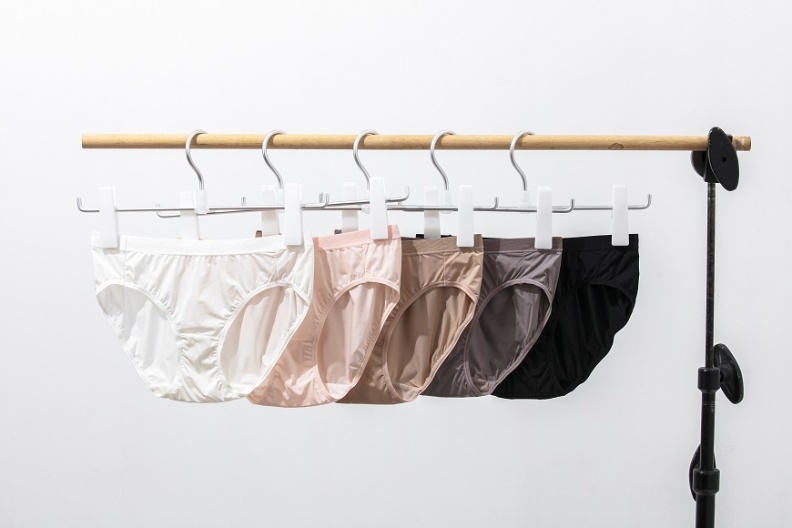 使用紡織廠庫存針織布製作的「00褲」。讓好布不被銷毀，實踐環境友善的理念。（picupi挑品提供）