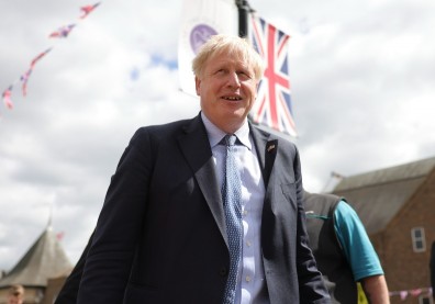 強生挺過黨內逼宮！守住英國首相大位，仍難避免政治受創