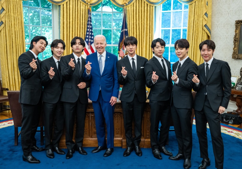 成團九週年之際，韓國天團BTS受美國總統拜登（中）邀請、至白宮演講。取自BTS_official twitter