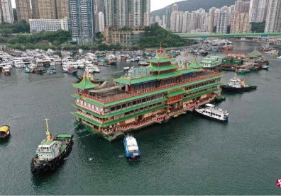 香港人搶見地標最後一面！「珍寶海鮮舫」啟程赴東南亞