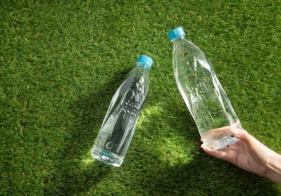 無標籤綠色時尚！可口可樂公司即將在台推出首款單瓶販售無標籤品牌「bonaqua怡漾」，永續生活的極簡新選擇