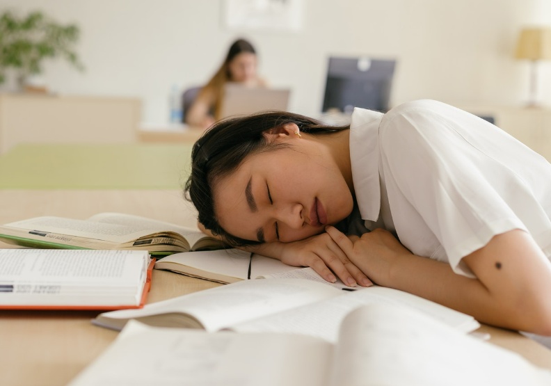 研究稱常午睡，罹患高血壓、中風機率較高？專家點出真正致病原因
