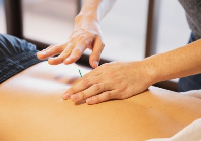 睡眠不足＋水喝不夠！40歲健身教練竟腦中風，中醫調養搭配針灸復健改善