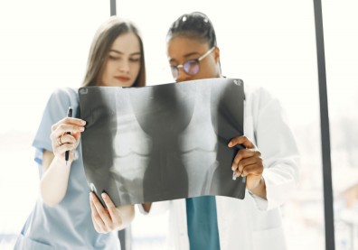 健康報告檢查出「骨密度異常」，該怎麼辦？專家：先問自己５問題