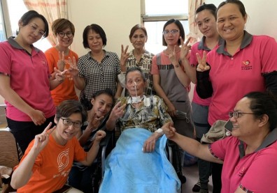 讓80歲臥床阿公拔管、恢復行動能力！林依瑩和伯拉罕團隊，如何以好照顧逆轉失能？