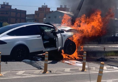 林志穎特斯拉起火肇因待釐清，意外掀熱議：自動駕駛誰該負責？