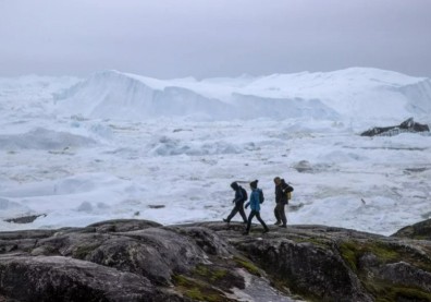 北極穿短袖！冰川崩解帶來觀光財與汙染，成氣候變遷諷刺