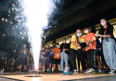 全台首個AI跨校營隊！200位師生快樂翻玩機器人、電動巴士