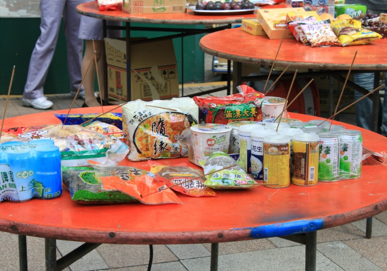 祭拜好兄弟時，三牲、水果、餅乾、泡麵、更衣紙錢…等每樣供品都要插一柱香，表示誠心供養。Flickr by Ray Yu