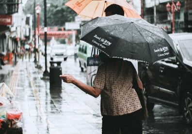 下雨天愛穿舊鞋出門?不想滑跌倒、骨折,小心6大隱形殺手