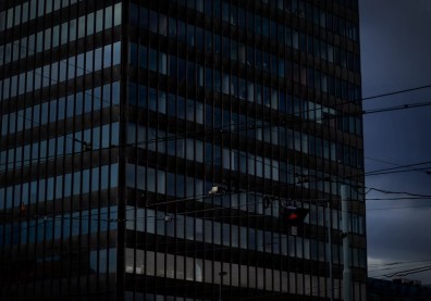 電梯停在四樓，打開卻一個人影都沒有──我叫小胖，這是發生在我們辦公室裡的故事