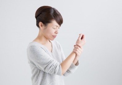手麻痠痛無力恐是「橈神經麻痺症」或「肘隧道症候群」上身，2居家伸展改善