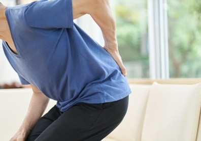 7旬翁背痛難耐，竟是骨質疏鬆致「壓迫性骨折」手術、保守治療方式一次看