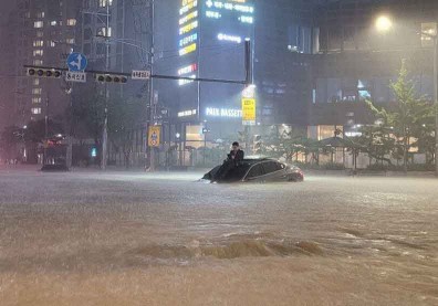 80年最強暴雨癱瘓首爾釀9死，氣候變遷成各國惡夢