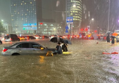 首爾80年最強暴雨！惡水癱瘓地鐵、人站車頂求援、已殞10條人命