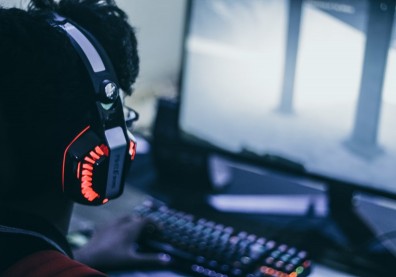 孤單寂寞覺得「冷」是真的！研究：邊緣人的體感溫度比較低