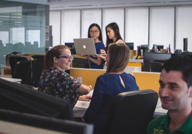 臉不對稱、嘴薄蛇眼……辨別「職場小人面相」，2招驅逐小人、告別衰運！