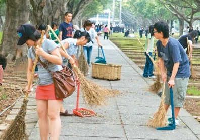 打掃列必修，大學挨批「想省錢」！勞作教育該不該廢？