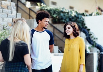 為出國旅遊、跨國會議作準備：聽不懂外國人講話時，如何禮貌請對方「倒帶」