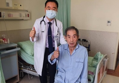 氣切治療不可怕！8旬翁氣切五個月「拔管成功」恢復說話進食