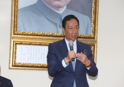 盼2024披藍袍選總統！郭台銘：4年前退黨是「年輕氣盛」