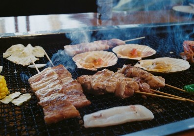 中秋烤肉油滴進炭火、食物烤焦恐增「致癌風險」，營養師教3招減負擔