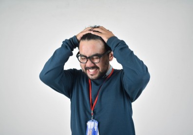 On my head 是「在頭上」，那“over my head”是什麼意思呢？