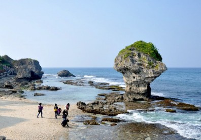 每平方公里擠3000人，小琉球如何解決觀光爆量？