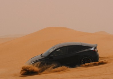 駱駝還是電動車？特斯拉能存活於48°C酷熱沙漠？